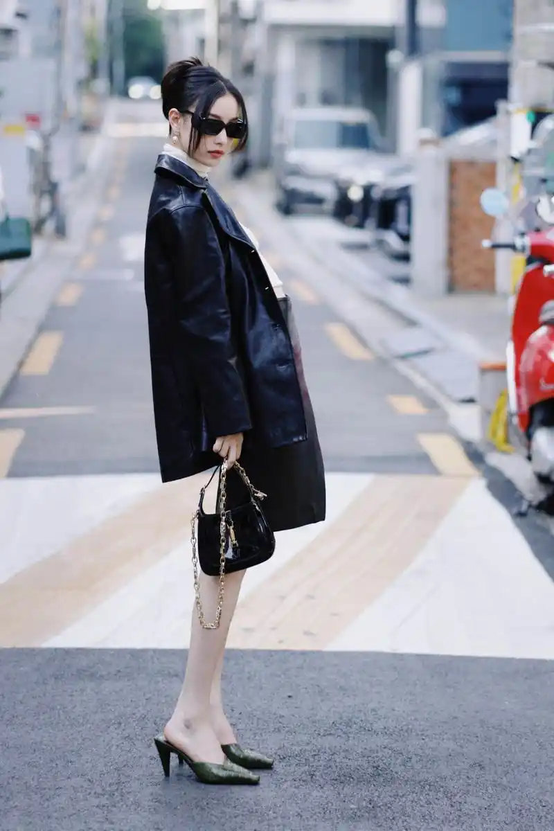 倪妮晒首尔随拍,皮衣配半裙利落洋气,显得腿又细又长!