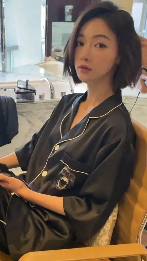 get到吴谨言的颜了,短发好有少年气!她头超小,头肩比优越