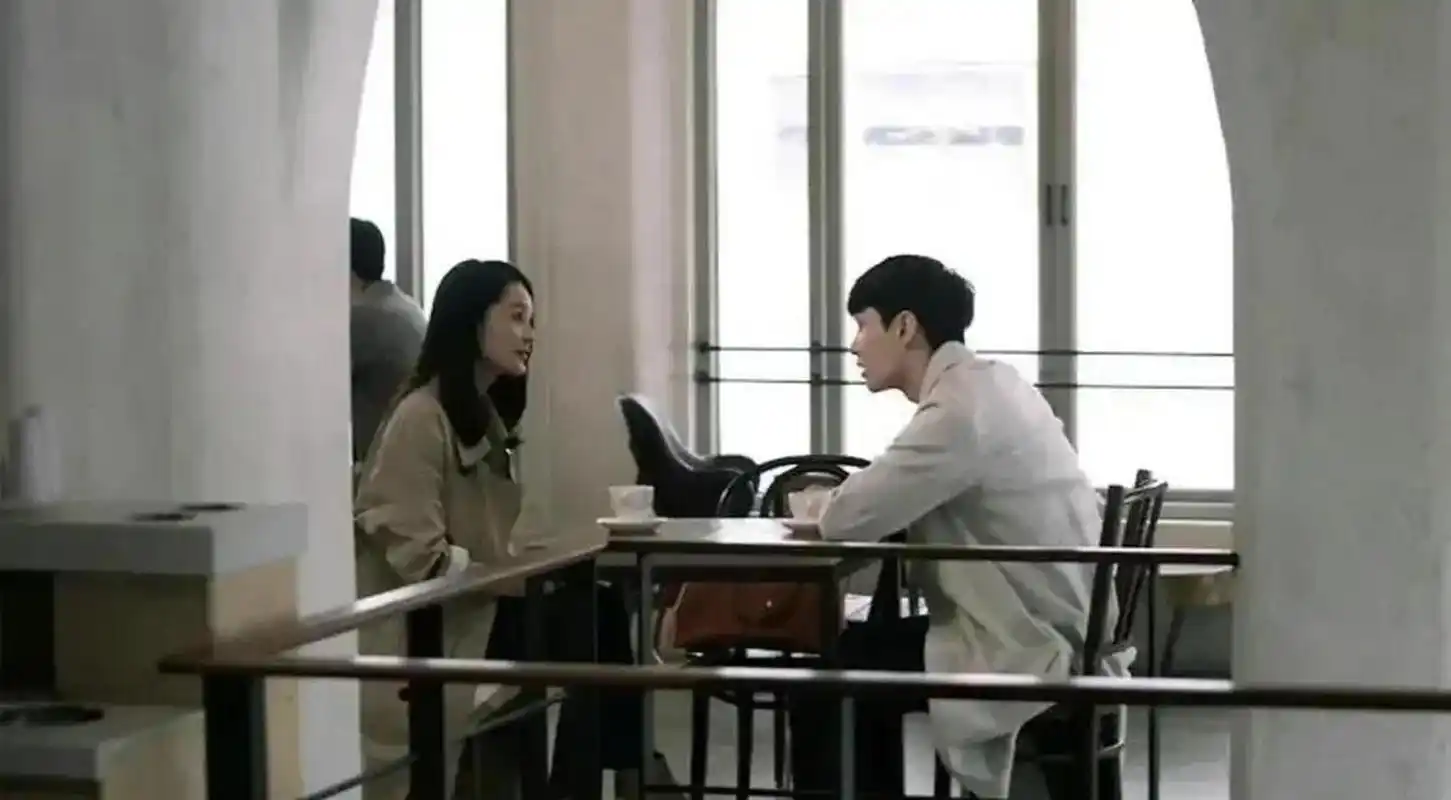 近日张艺兴李沁被拍到牵手逛街,疑似恋情曝光.