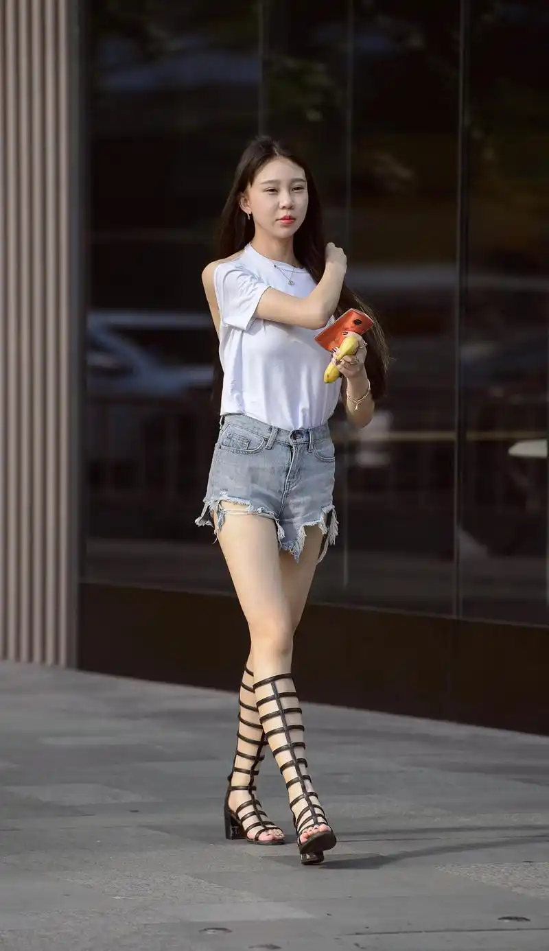 成都街拍美女她们都是成都夏季街头的美丽风景线