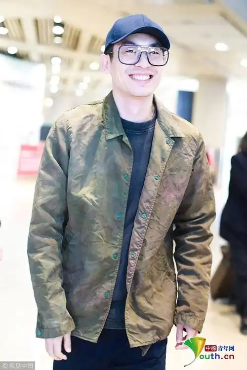 "配音达人"朱亚文似邻家老哥 见镜头咧嘴笑呆萌十足_娱乐频道_中国