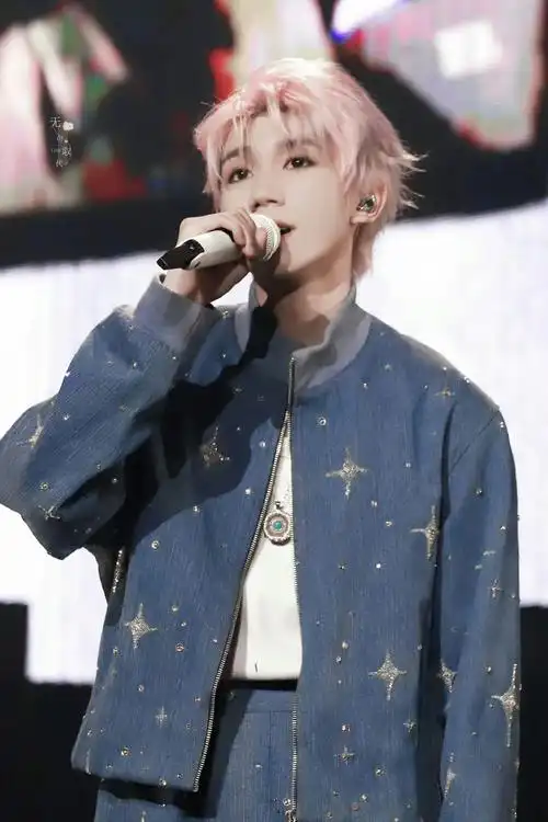 王源头发染了七个半小时##保安让王源出示自己演唱会的工作证