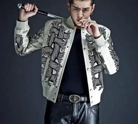 【图】男神吴亦凡吸烟图片曝光 粉丝洗白强行称烟为笔