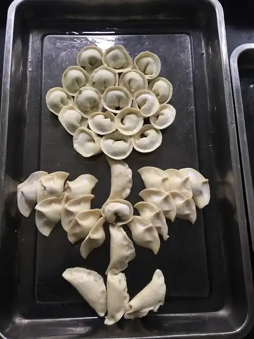 "学员们,用包好的饺子,摆出心里想要的花……"