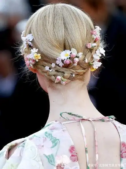 盘发之前可以将头发烫成蓬松的束卷,波浪卷发盘起来更立体,也可以适当