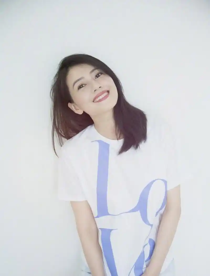 高圆圆白t牛仔短裤性感图片