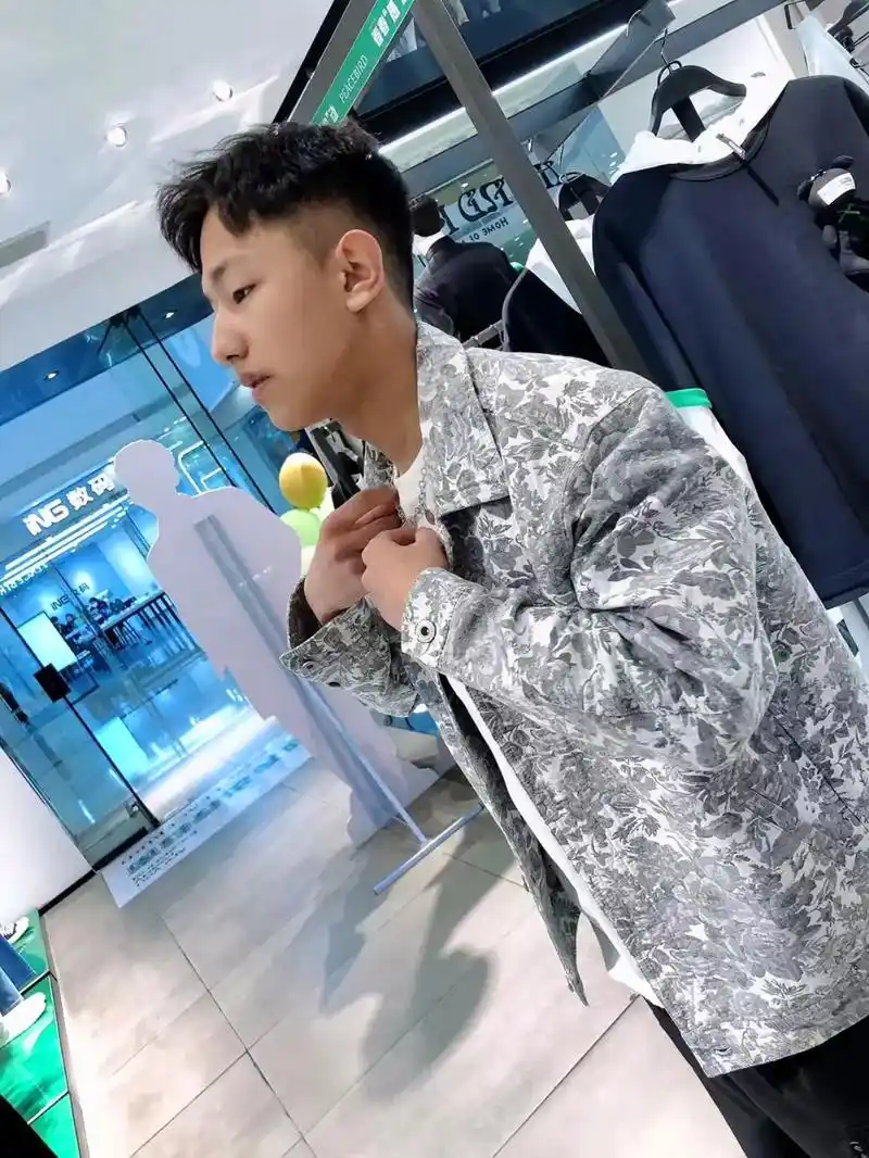 晒晒我十六岁的帅气儿子,还是从他朋友圈里悄悄地保存下来的照片 - 抖