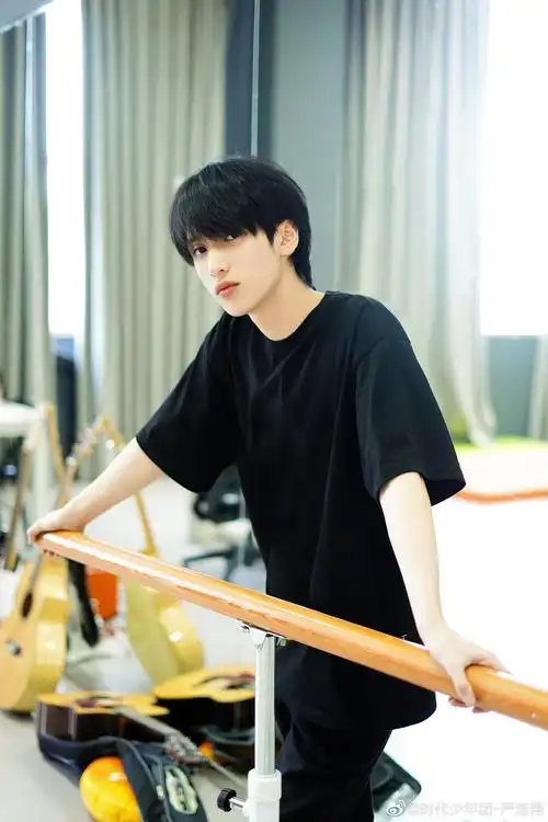 教室乱没事,人帅就好了,不介意多来几张帅气的照片@时代少年团-严浩翔