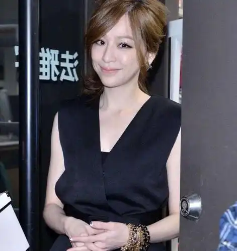 王心凌出席活动脸部崩塌疑似整容,知道真相后让人心疼