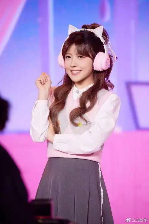 赖美云学院风造型清纯可爱 对镜wink古灵精怪__财经头条