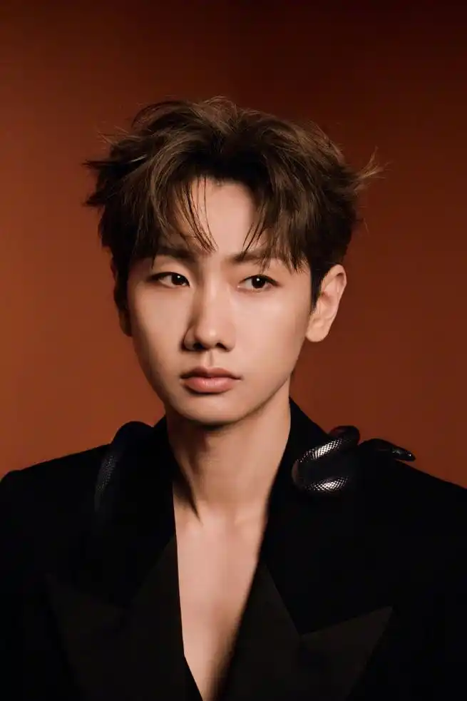 汪苏泷脖子上的蛇是活的##汪苏泷西装黑蛇侧脸照