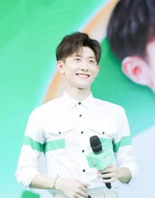 张一山花式耍酷现身机场这颜值丝毫不输邓伦啊