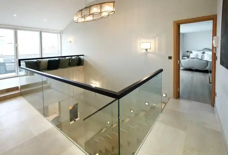 玻璃窗户装修效果图扶手安装方式