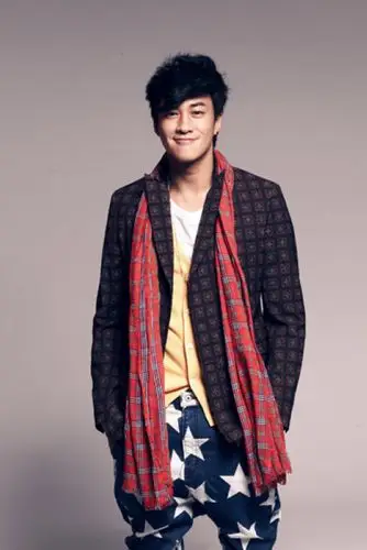 最近一组何润东的写真曝光,照片中何润东年轻帅气打扮,虽然几天后自己