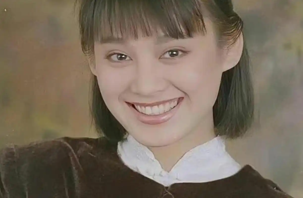 宁静年轻时候看上去挺清秀的,和现在比起来简直判若两人呀!