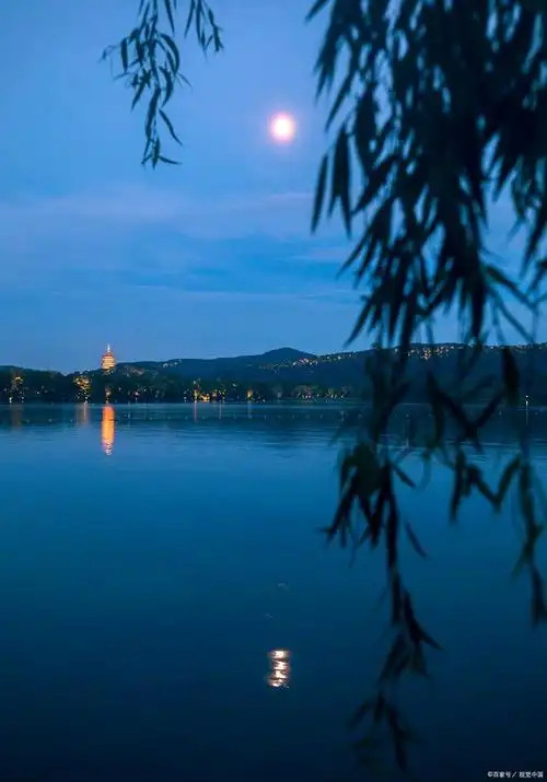 "西湖十景"是指中国浙江省杭州市西湖景区内的十处著名景点,分别是