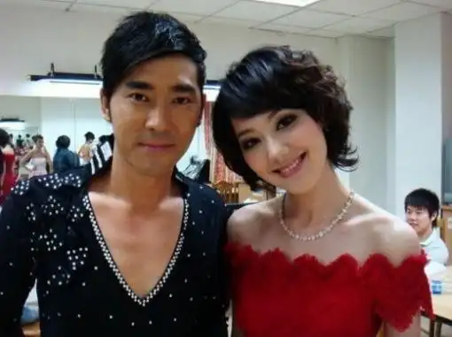 "临时工"主持人王冠被央视"辞退"后,疑因绯闻缠身毁掉事业!