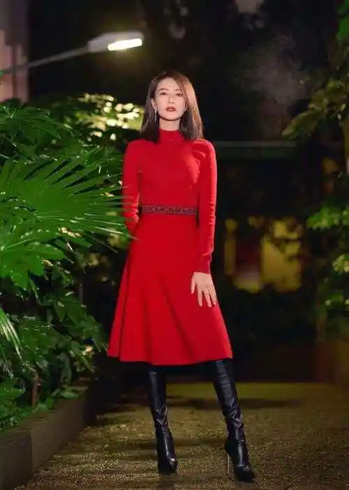 42岁高圆圆晒新年美照,一袭红裙穿出曼妙好身材,明艳又大气|裙装|裙子