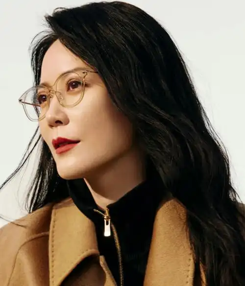 54岁俞飞鸿穿低领裙秀事业线!皮肤白嫩似少女,曲线优美太迷人