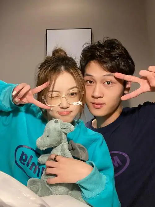 情侣自拍姿势双人拍照