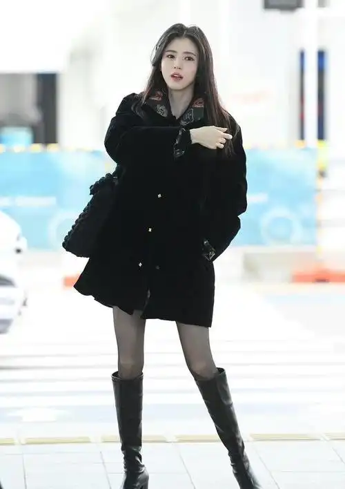 在韩国人气女演员韩素希的机场造型中,她就选择了一身黑色的穿搭造型