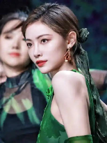 鞠婧祎程潇许佳琪舞台动图