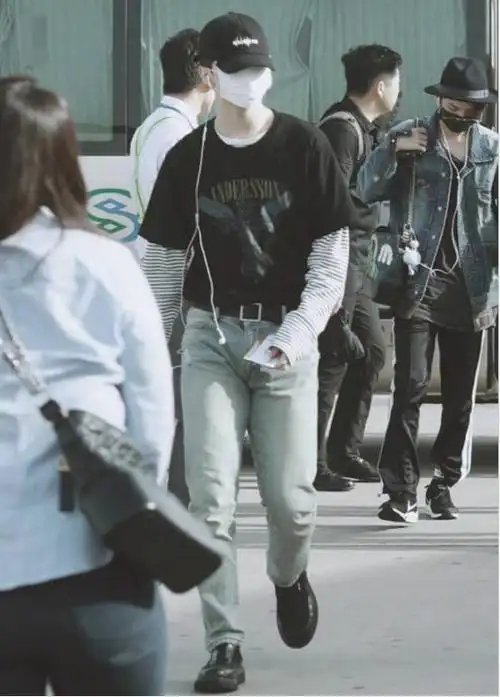 范丞丞现身《快乐大本营》没少胖啊!这大腿比以前粗太多了!