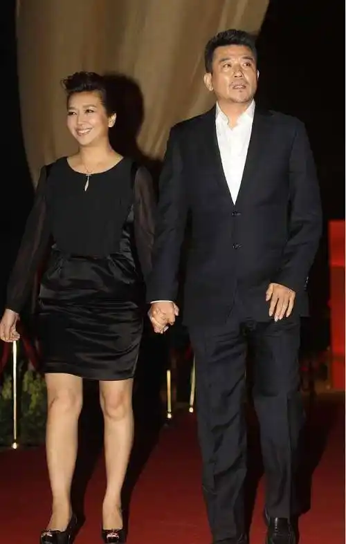 江珊脸上有岁月感了,气质优雅穿得随性,黑色裙子像是用布围的_显得