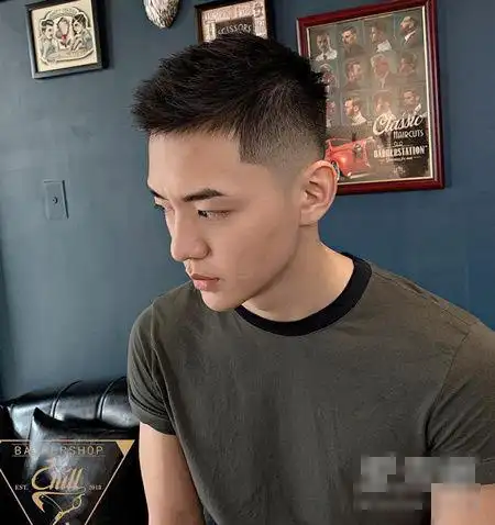 推子推短,鬓角处用剃刀精心处理,整个发型清爽不失个性,很适合男孩子