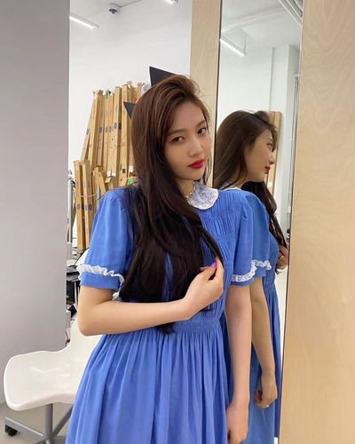 大小姐 夏日清爽蓝色显白连衣裙 花瓣钻扣蕾丝领褶皱连衣裙