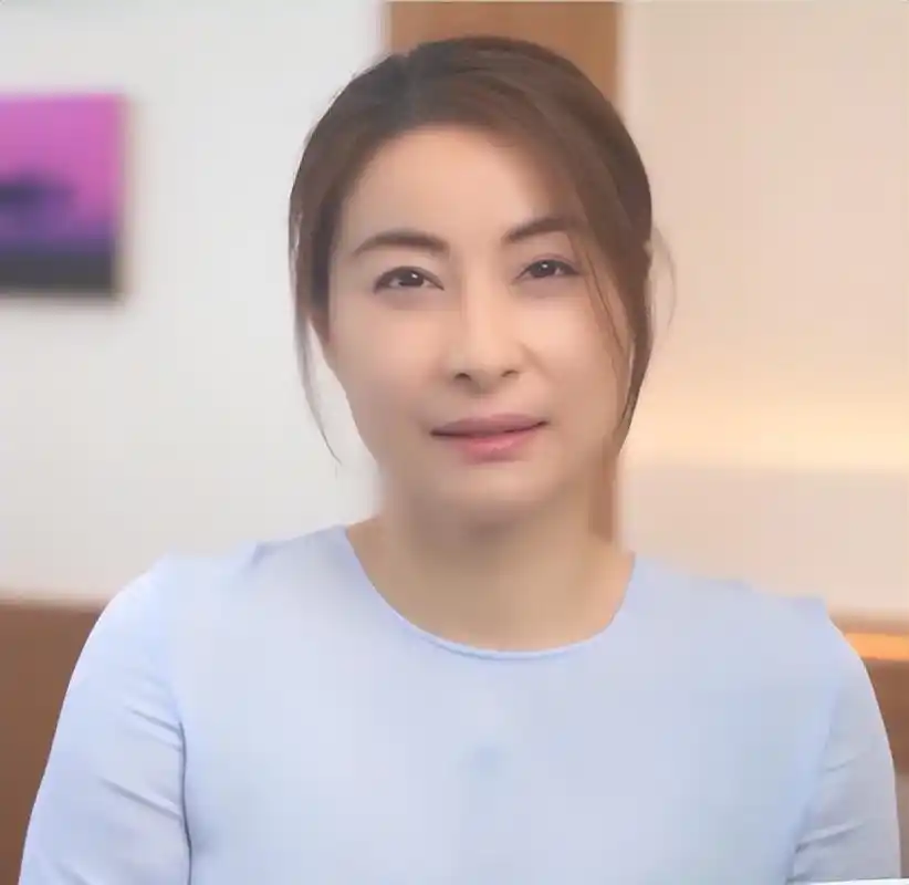 郭晶晶近照曝光,穿着十分简单,淡妆显气色,衣服紧绷勒出赘肉