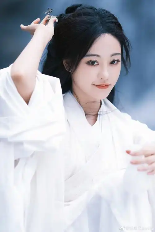 祝绪丹穿白色古装似仙女 大眼明亮气质清冷_网易娱乐