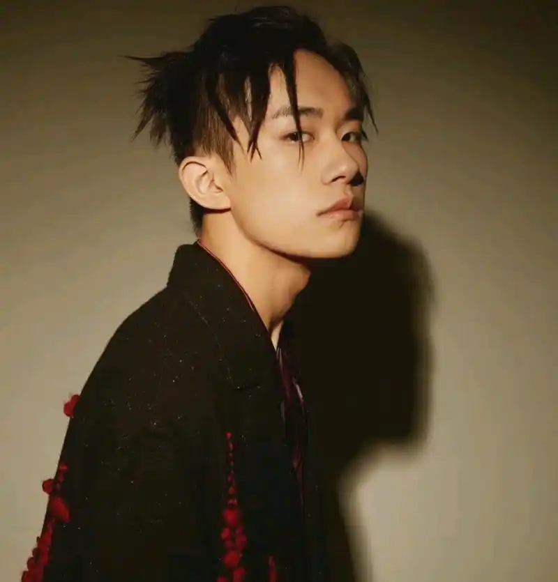 见过日常短发的易烊千玺,见过寸头的易烊千玺,还没见过这样的他