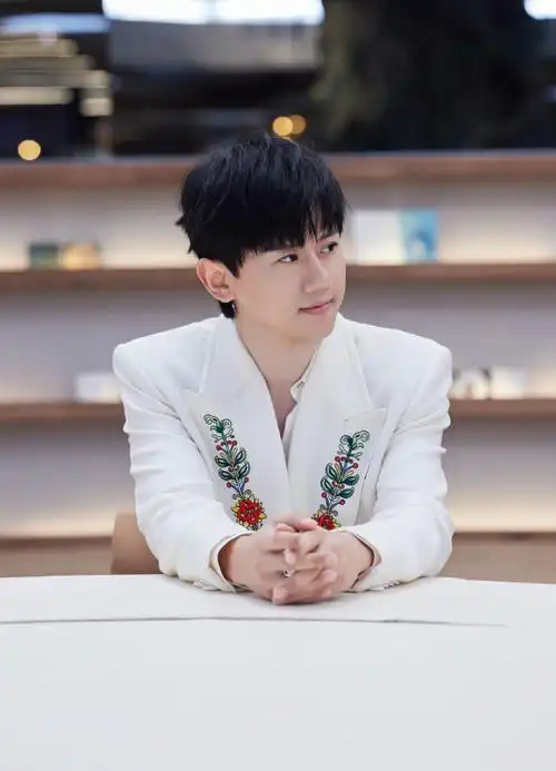 《#时光音乐会#·老友记》,@张杰演唱歌曲《安忍》并和老友@常石磊