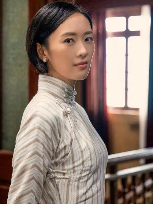 童瑶拿下"视后奖"太会穿!旗袍加身秀身材,剪短发比章子怡还美