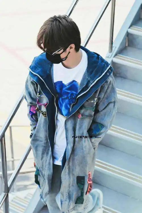 刘耀文牛仔风衣机场饭拍路透