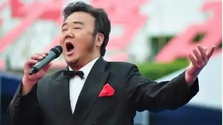 歌唱家霍勇献唱一首《祖国不会忘记》,雄浑嗓音,歌颂强大祖国!