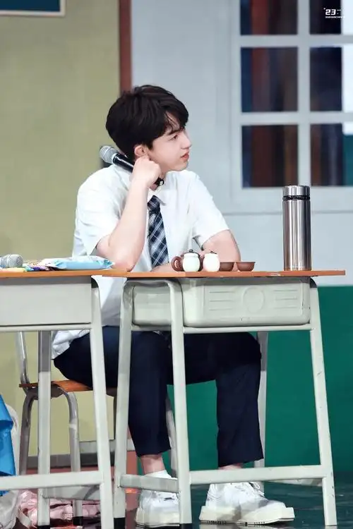 郭俊辰可以把校服焊身上吗