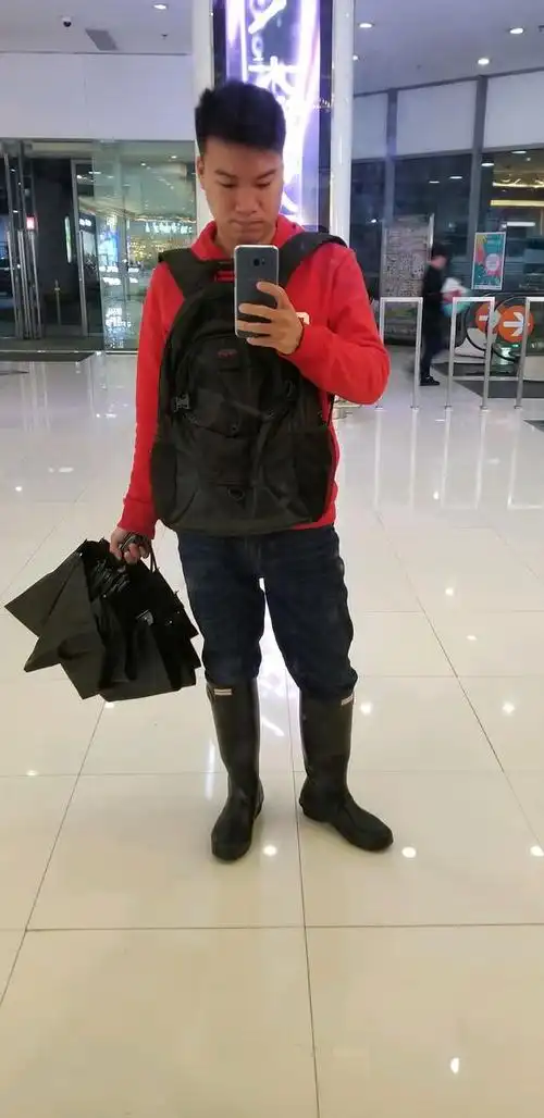 雨靴小帅哥自拍