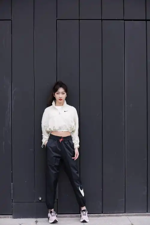 29岁的宣璐也太甜了吧身穿白色连衣裙配白色高跟鞋美得很空灵