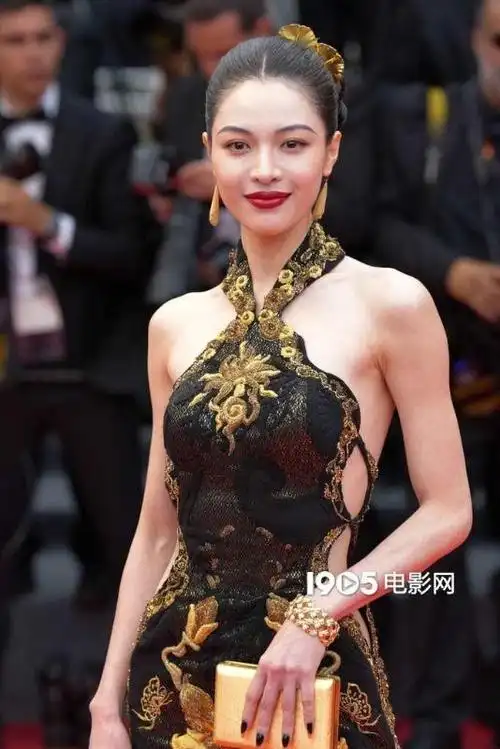 [娱乐八卦]钟楚曦黑金镂空旗袍亮相戛纳 散发东方女性魅力-小虾米