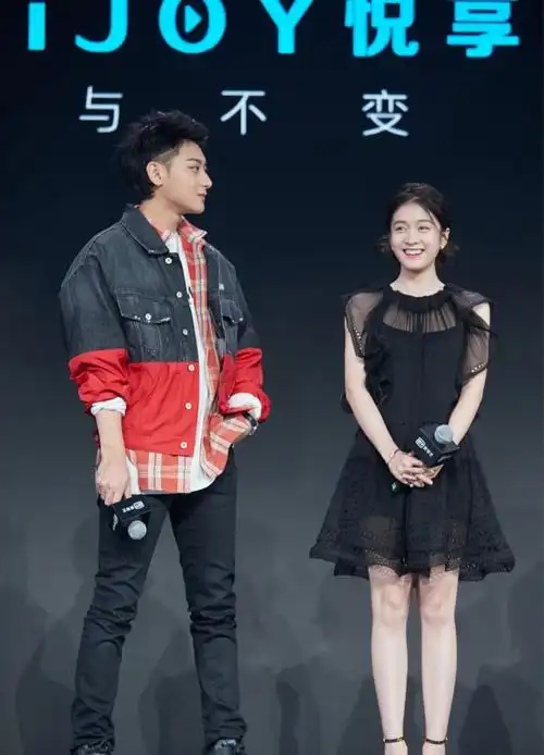 张雪迎黑色轻纱裙配5千8的水钻鞋,合影黄子韬,秒变甜笑小女人