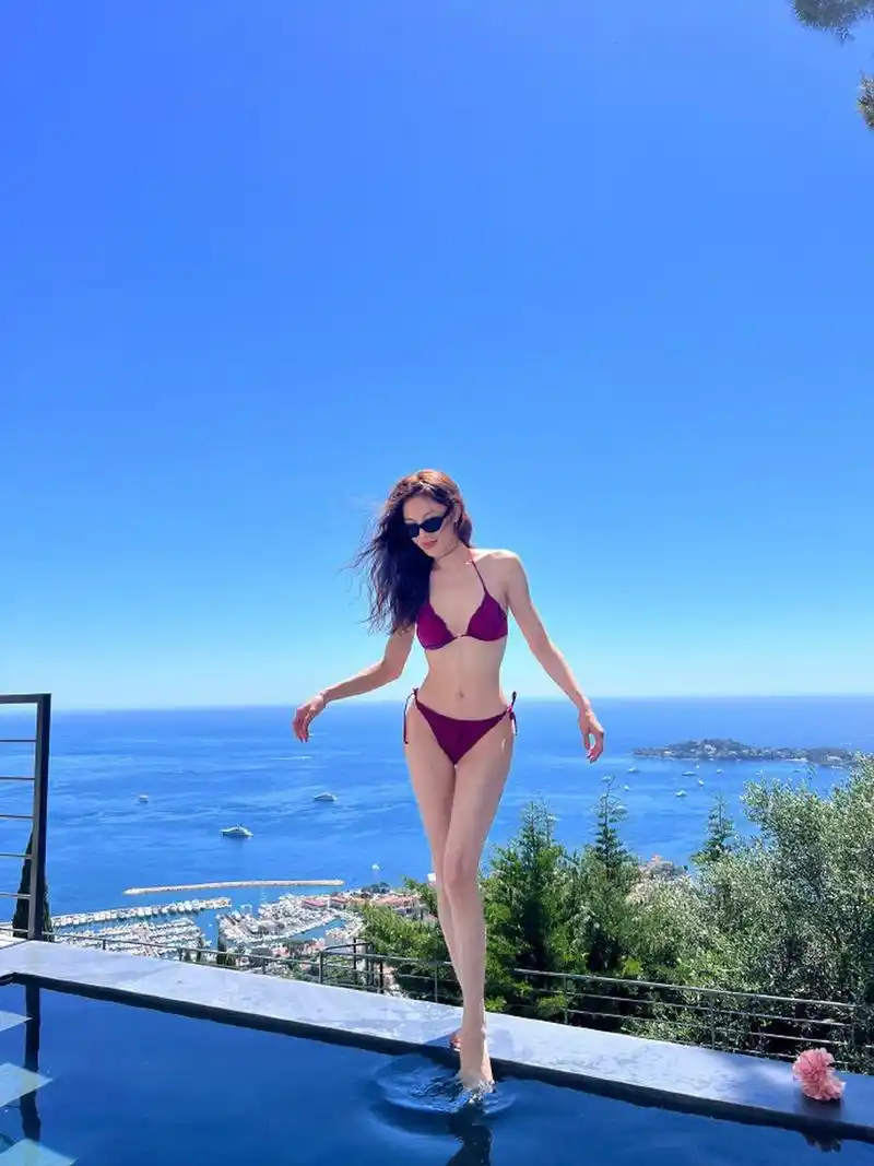 感觉钟楚曦真的是过得很舒服的女明星,恋爱谈着,不行就分换下一个