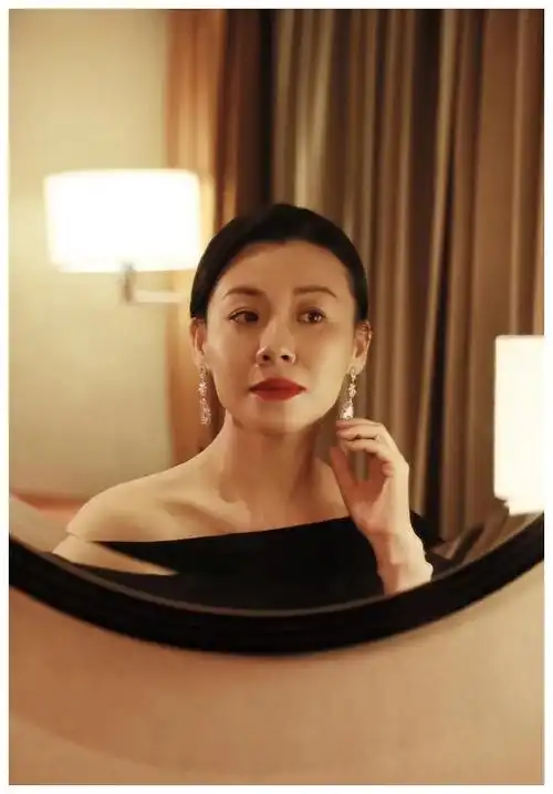 26岁成国际影后,44岁才火遍全国,半生配角但依然很精彩!