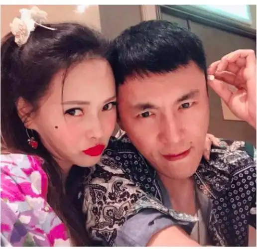 张萌老公个人资料简介张萌和老公吕超各方面都蛮配的