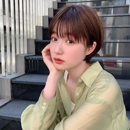 首先刘海就得是齐刘海,有点空气感就最佳.