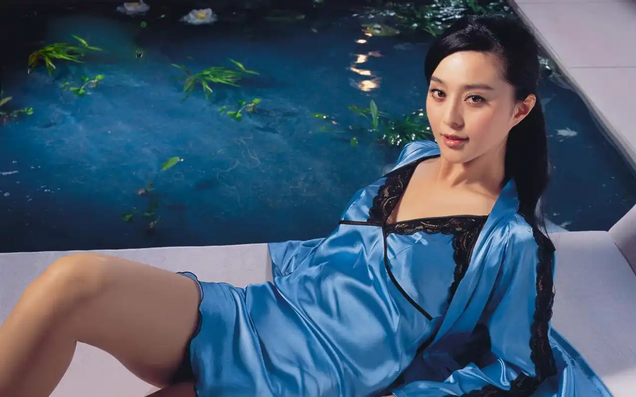 看范冰冰泳池性感照