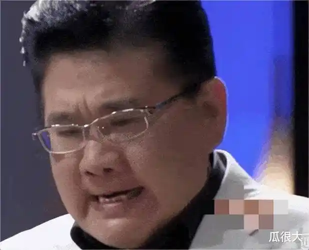 而在这张照片一脸震惊,抿嘴愠怒的男人就是上海知名主持人——曹可凡.