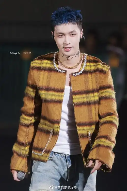 张艺兴  网友热评:  -- 今天短发老公啊啊啊啊啊  -- 妈呀怎么这发型