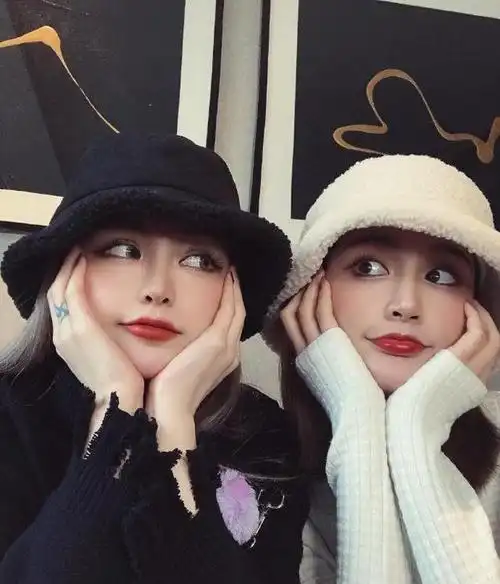 周扬青与闺蜜同框,同款网红脸傻傻分不清,网友:整得一模一样